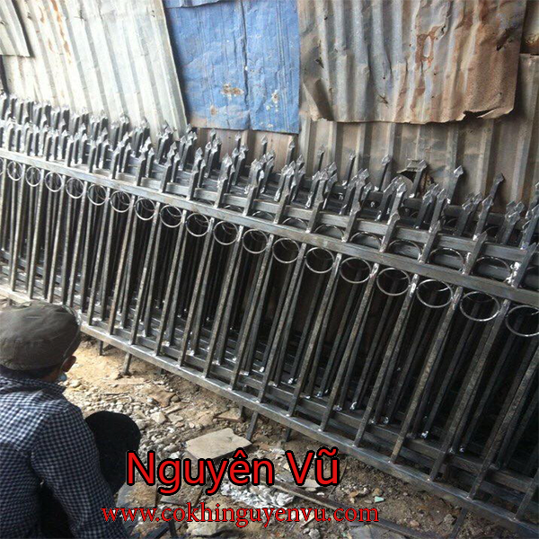 Làm hàng rào sắt đẹp tại TPHCM 0767 789 686 - CƠ KHÍ NGUYÊN VŨ